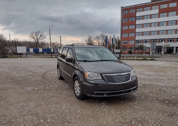 Chrysler Town &amp; Country cena 43500 przebieg: 150000, rok produkcji 2016 z Legionowo małe 37